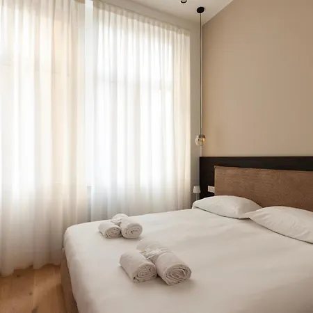 Youhosty - 2 Bedroom Porta Venezia Apartment